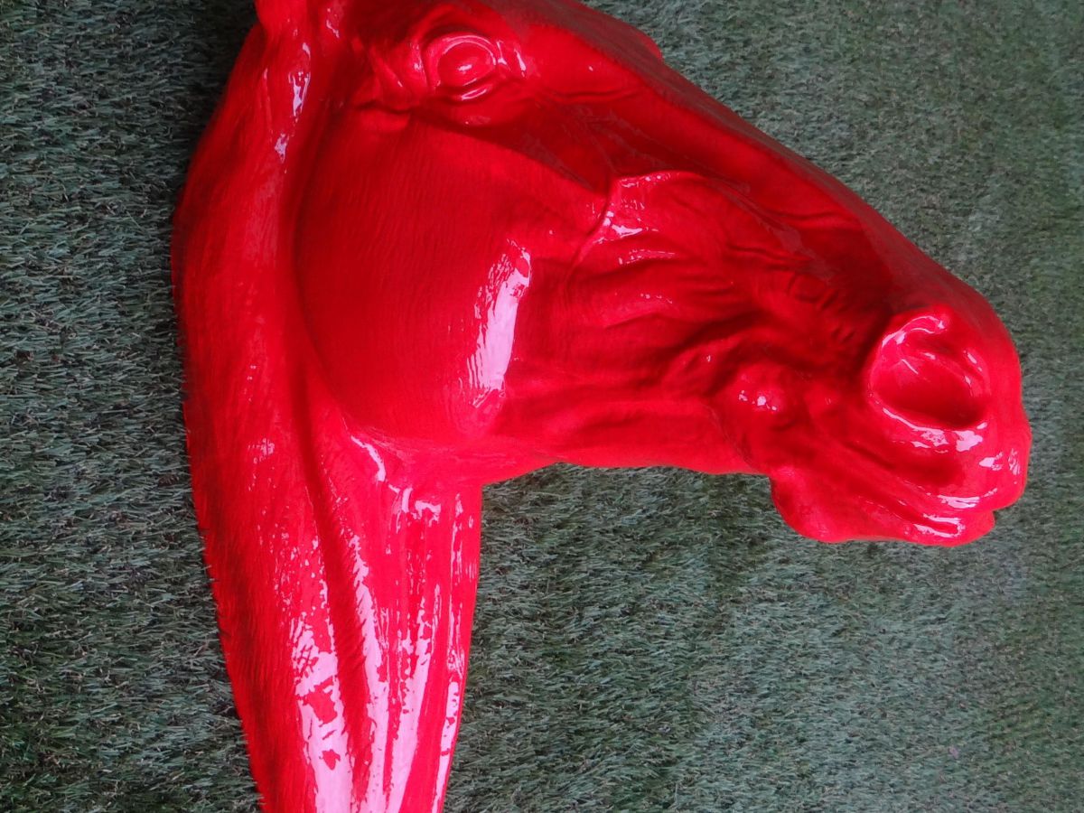 Tête de cheval rouge en résine H.81 cm